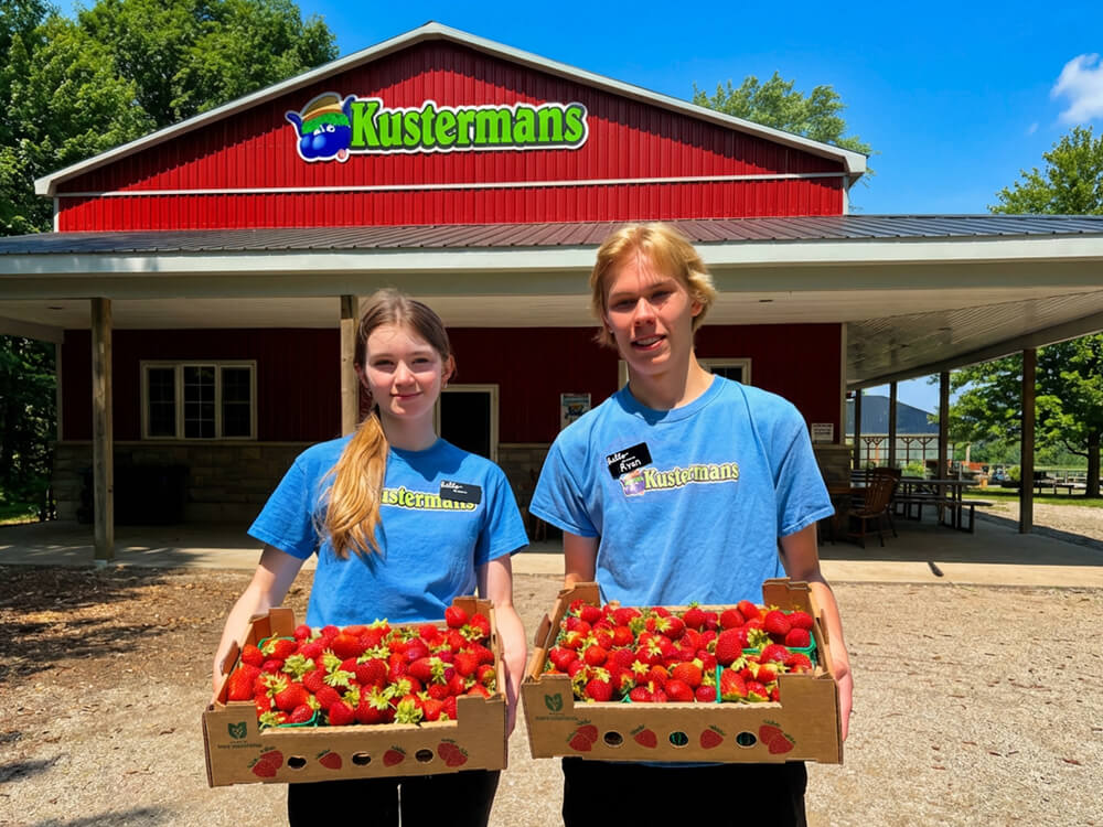 Berry picking cashier assisting a customer at the Kustermans farm market