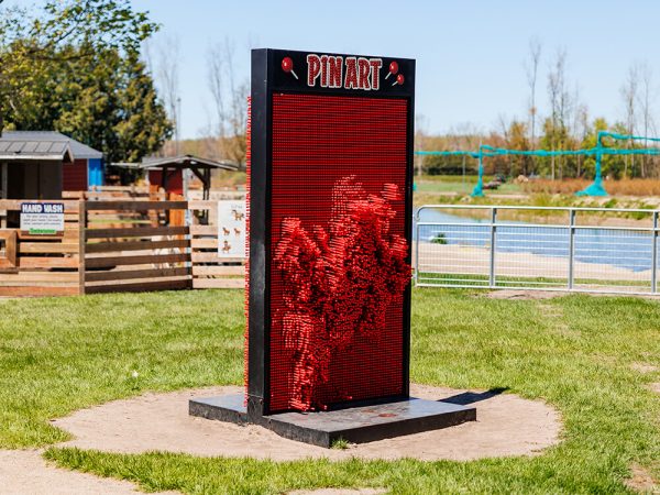 Giant pin art board where guests press their hands and faces at Kustermans