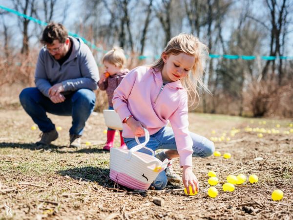 Children searching for Easter eggs in the fields at Kustermans farm