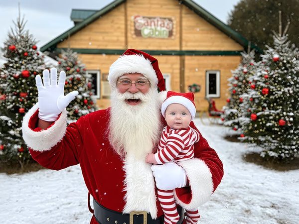 Children meeting Santa Claus inside his cozy cabin at Kustermans Farm