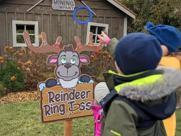 Reindeer-themed ring toss game at the Kustermans Christmas farm event